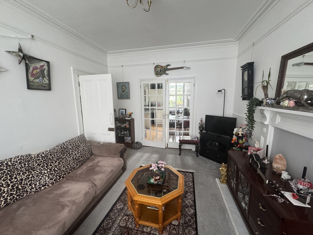 Lot: 89 - RESIDENTIAL INVESTMENT COMPRISING THREE-BEDROOM MAISONETTE AND GARDEN FLAT FOR IMPROVEMENT AND REPAIR - Maisonette living room
